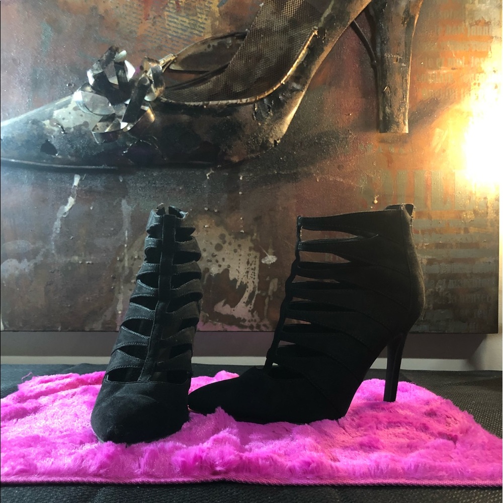 G by Guess strapped bootie heels sz 6